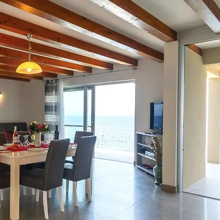 Julia - Korcula By Guide