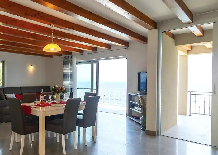 Julia - Korcula By Guide